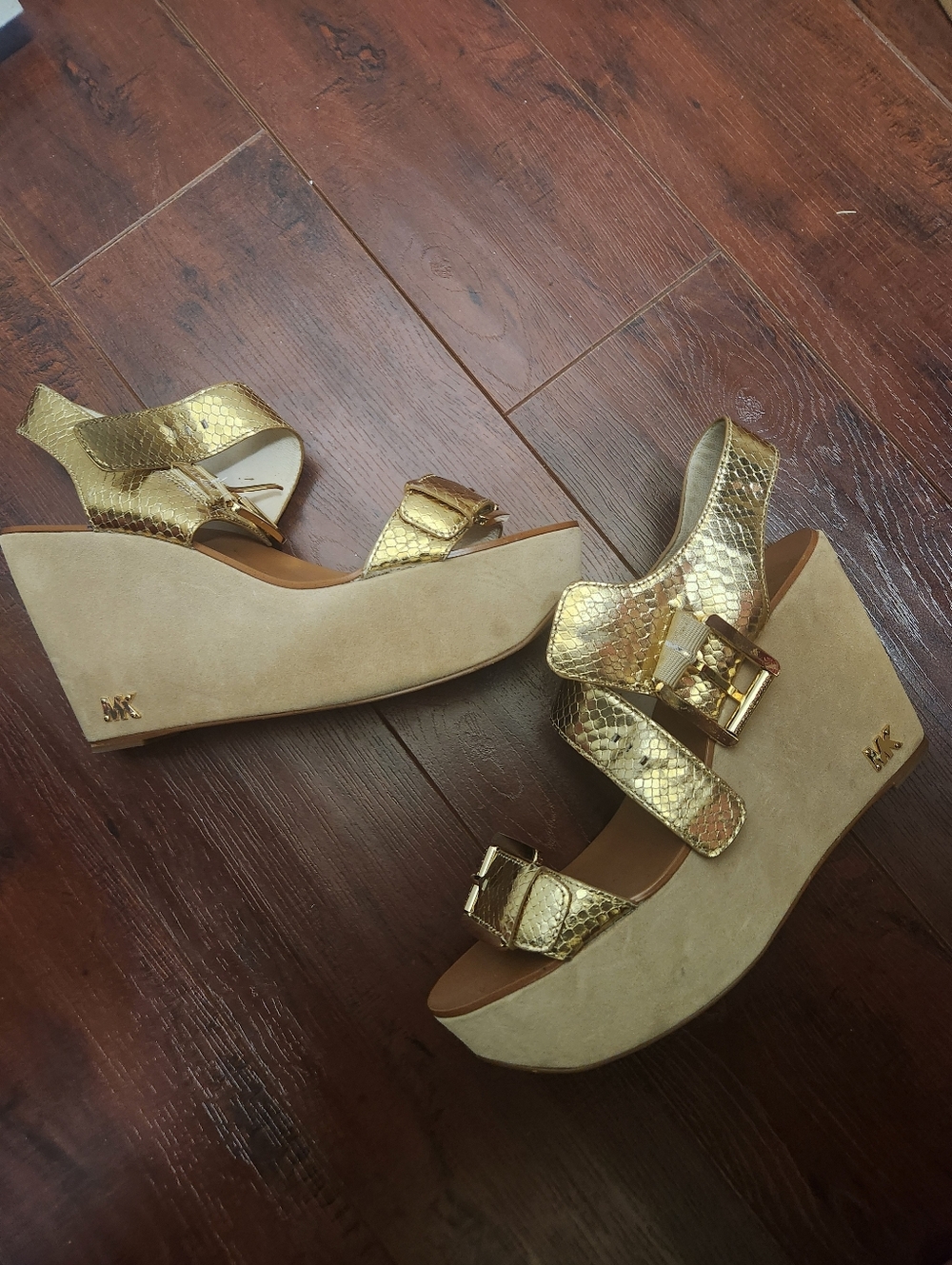 MICHAEL Michael Kors Warren Wedge Sandal in Pale Gold Metallic Leather